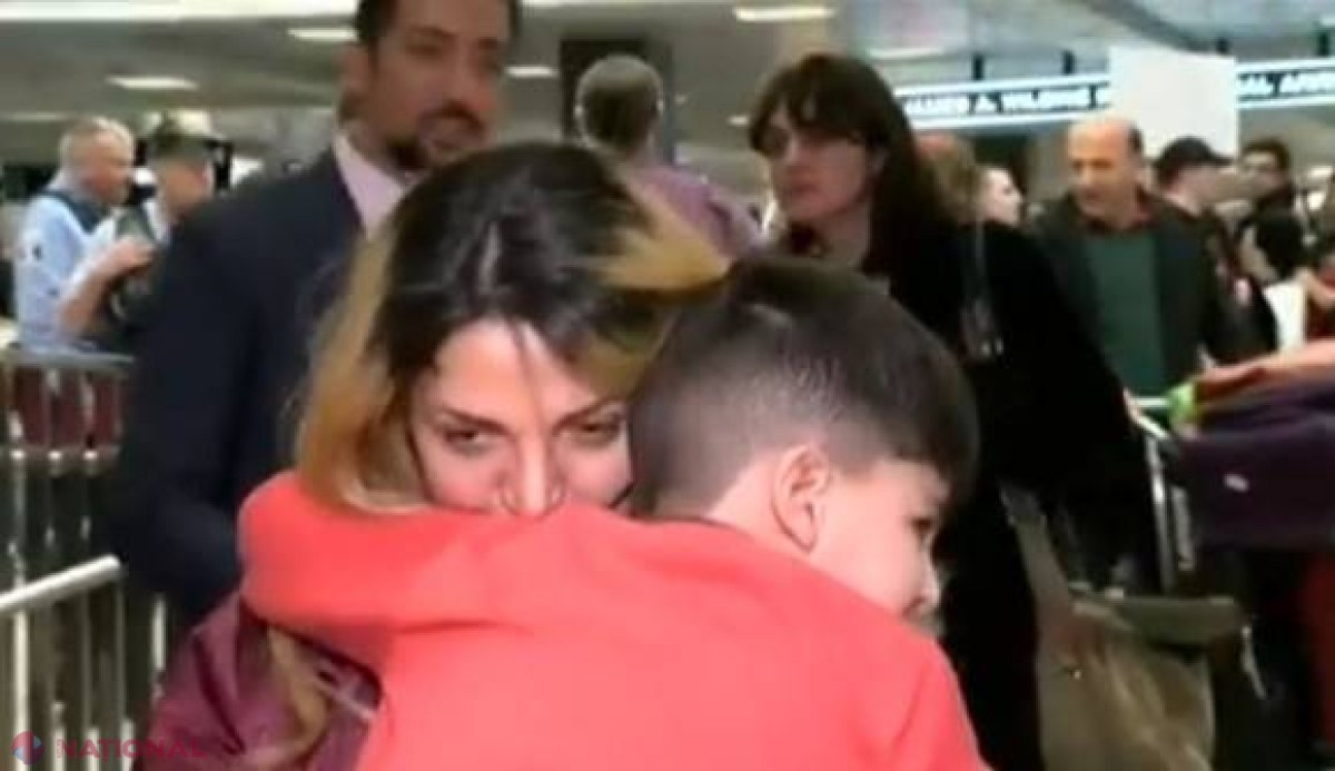 Video // Reuniunea emoţionată a unui copil cu mama sa. Fusese reţinut pe aeroport din cauza interdicţiei lui Trump