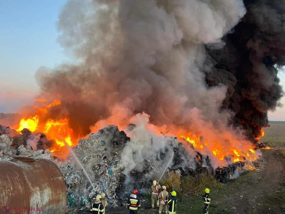 GALERIE FOTO // Incendiu de proporții în Chișinău: Ard deşeuri din plastic de pe teritoriul unui depozit şi numeroşi pompieri luptă cu flăcările 