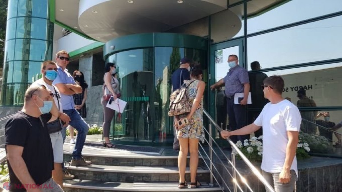 Un an de la jaful fără urme de la MAIB. Păgubiţii continuă să ceară băncii să restituie banii
