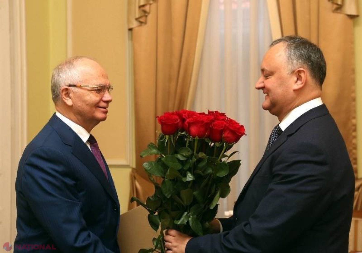 Ambasadorul Rusiei la Chișinău, cu un buchet de trandafiri roșii la Președinție