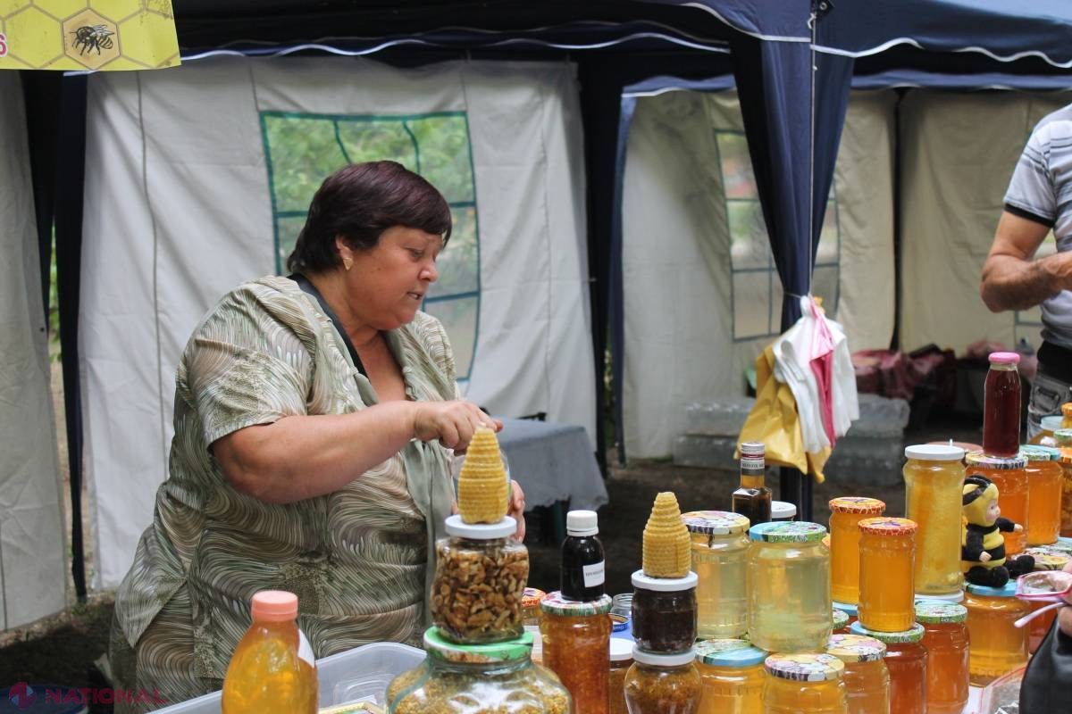 FOTO // Zeci de apicultori din țară își așteaptă cumpărătorii la Târgul mierii din Chișinău 