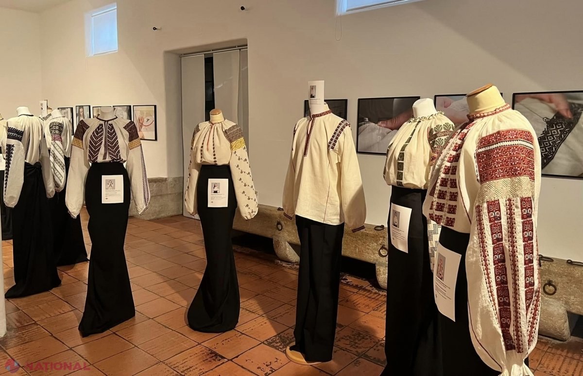FOTO // Treizeci de cămăși tradiționale românești, cusute de femei din opt state, inclusiv din R. Moldova, expuse la Muzeul Național al Costumului din Lisabona