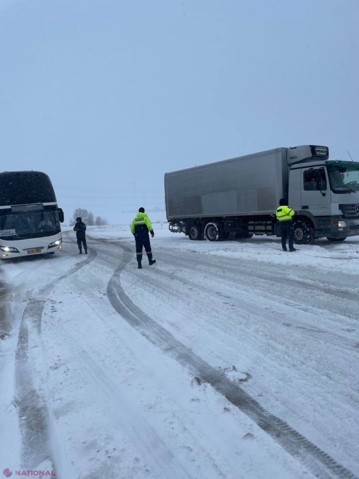 FOTO // Ninsori ABUNDENTE în nordul R. Moldova. Mai multe camioane rămân blocate, iar Poliția interzice deplasarea unităților de transport care circulă cu anvelope de vară. Circulație complicată și la frontiera moldo-română