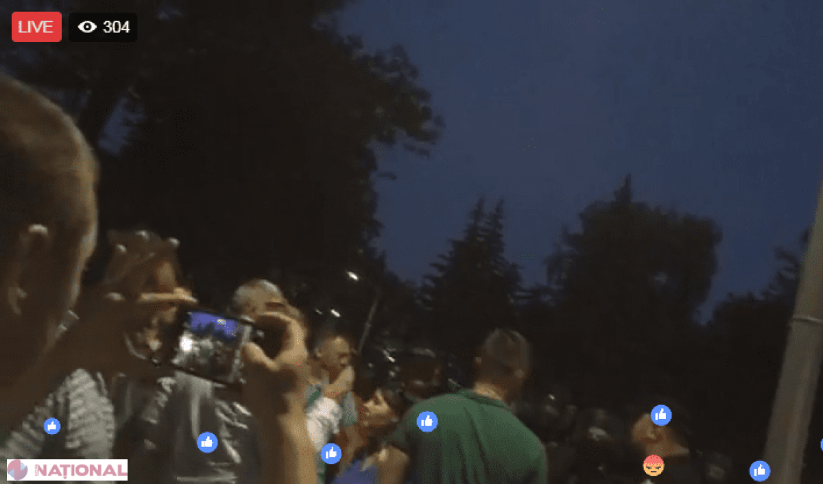VIDEO // Tensiuni între forțele de ordine și unii protestatari în fața Parlamentului. Două persoane ar fi fost REȚINUTE