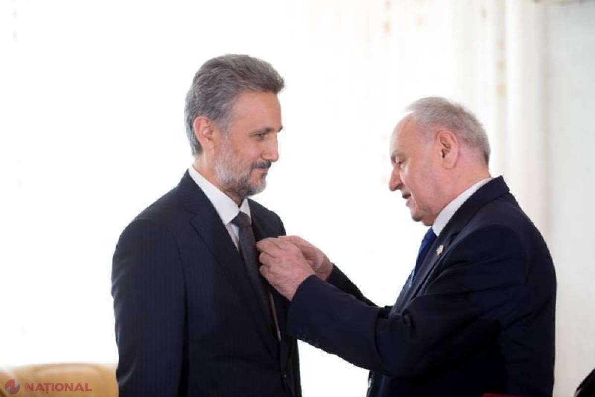 ONOARE // Ambasadorul României în R. Moldova, Marius Lazurca, decorat de președintele  Timofti 
