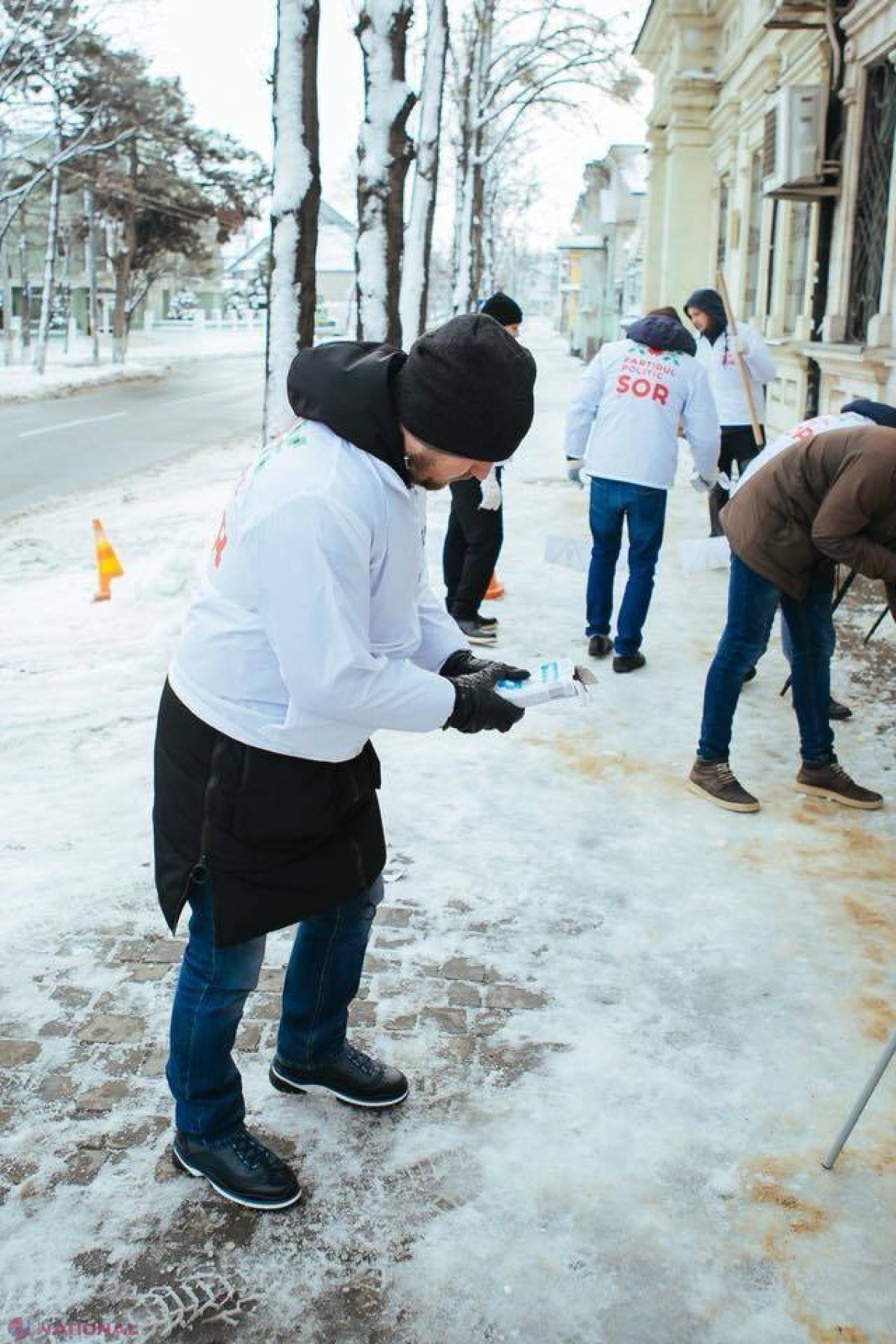 FOTO // Reprezentanții Partidului „Șor” au făcut ordine și curățat zăpada în ograda Maiei Sandu