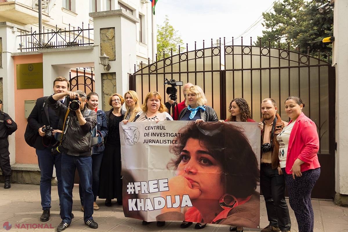 FOTO // FLASH-MOB al jurnaliștilor în fața unei Ambasade din R. Moldova