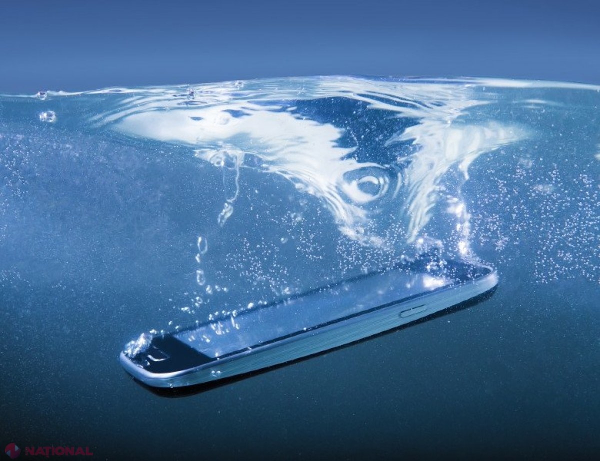 Un bărbat și-a recuperat telefonul pierdut în urmă cu un an, după ce lacul în care îl scăpase a secat. De ce surpriză a avut parte după