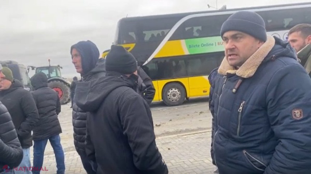 VIDEO // „Nu vine nicio SCATINĂ aici”. Fermierii și șoferii de TIR-uri, la un pas de BĂTAIE. Agricultorii au fost luați la rost pentru că au BLOCAT drumul la Leușeni. „Ce vină are statul pentru faptul că nu îți poți gestiona afacerea în agricultură?”