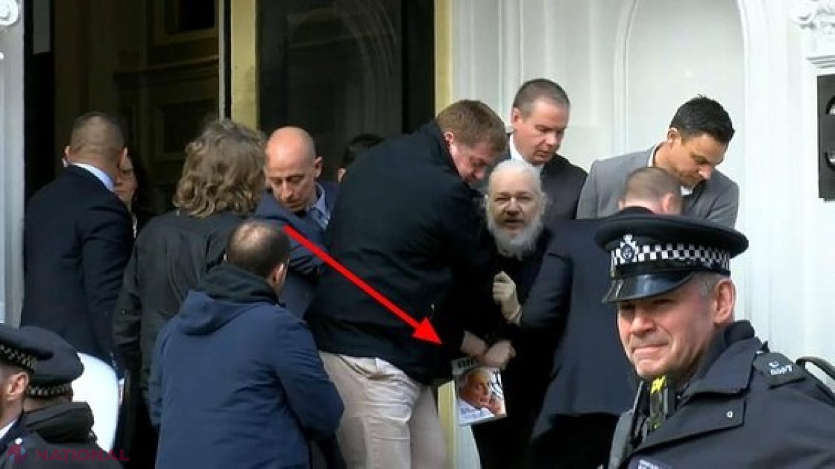 ÎNCĂTUŞAT şi scos cu forţa din Ambasada Ecuadorului: MESAJUL ascuns pe care Julian Assange l-a transmis în timp ce ţipa „TREBUIE SĂ REZISTAŢI!”