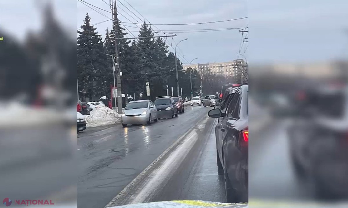 VIDEO // Poleiul de pe carosabil a provocat, dis-de-dimineață, 40 de accidente în municipiul Chișinău. Șoferii au avut mari probleme pe drumurile în pantă, deoarece nu ar fi fost împrăștiat material antiderapant