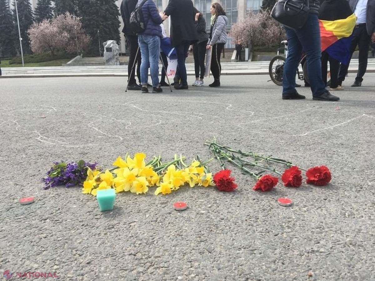 FOTO // Lumânări și flori în memoria victimelor de la 7 aprilie 2009, în centrul Chișinăului: „La fel cum crimele nazismului și comunismului au fost scoase la lumină, vor fi identificați și cei care au comis crimele de la 7 aprilie”