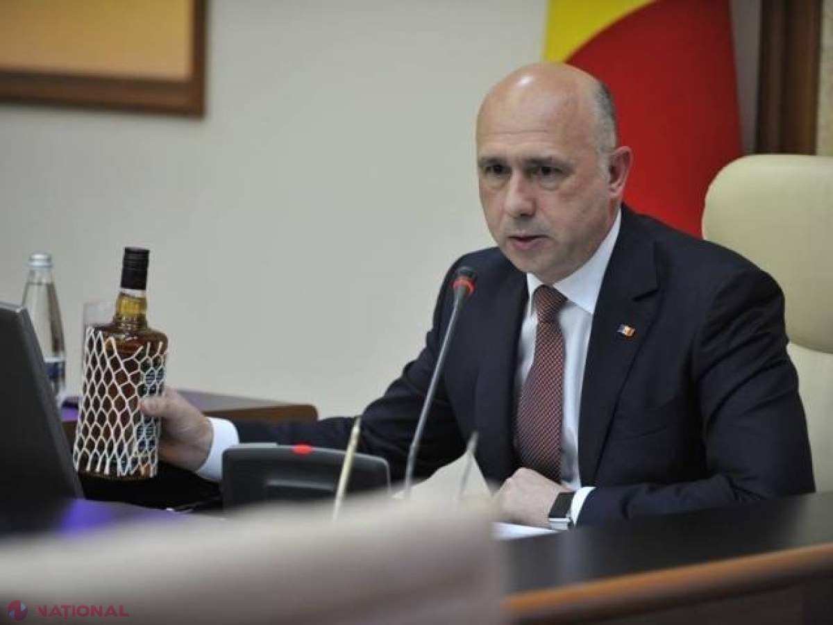 VIDEO // După ce premierul Filip a venit cu o sticlă de whisky la ședința Guvernului, poliția raportează: 12 indivizi, luați pe sus 