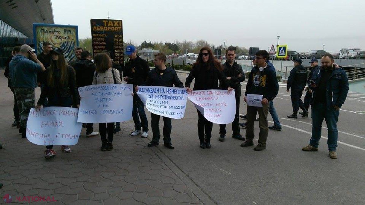 FOTO // Zeci de polițiști MOBILIZAȚI la Aeroportul Internațional Chișinău. Sunt așteptați „oaspeți” CONTROVERSAȚI