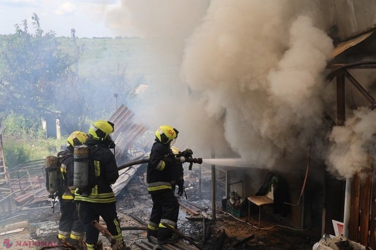 FOTO // Două vile din suburbia Codru a capitalei, mistuite de flăcări: Proprietarul unei case s-a ales cu arsuri, iar pompierii au reușit să evacueze o butelie de gaz ce putea amplifica proporțiile dezastrului