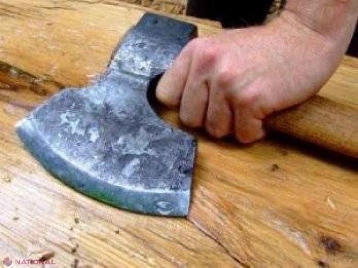 Și-a lovit fiica vitregă cu un topor în cap, după care s-a înjunghiat
