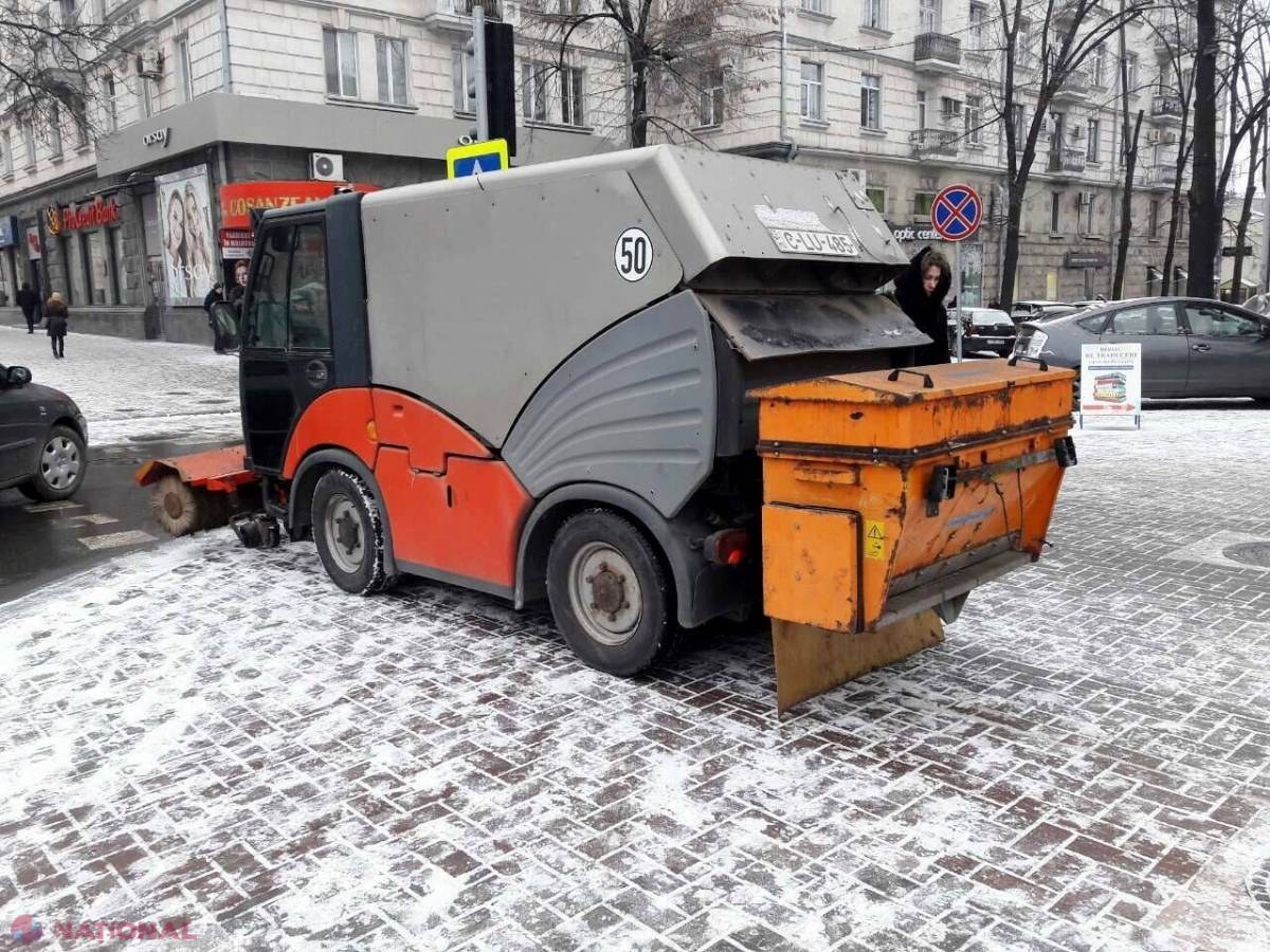 Primăria Chișinău // 400 de angajați muncesc la curăţarea trotuarelor, a căilor de acces în interiorul curţilor blocurilor şi al staţiilor de aşteptare a transportului public