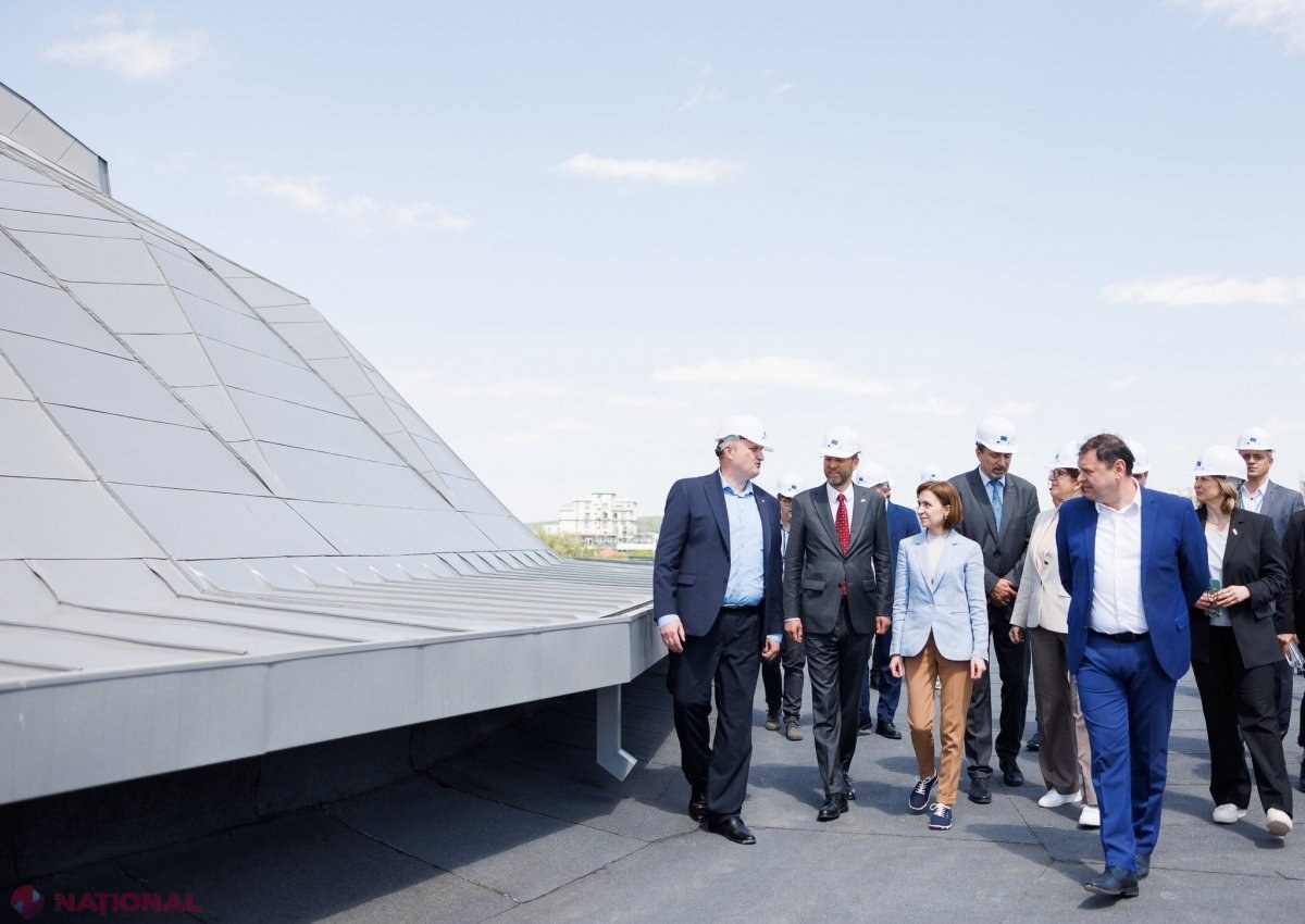 GALERIE FOTO // Maia Sandu, la ÎNĂLȚIME. Șefa statului a urcat pe acoperișul Circului din Chișinău, care a fost reparat cu peste 2 000 000 de euro oferiți de UE