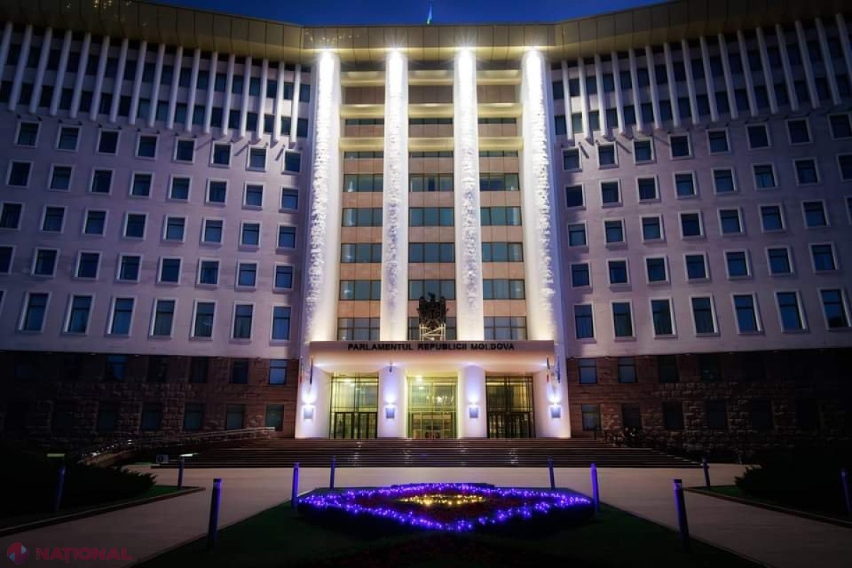 Scuarul Parlamentului, iluminat în culorile drapelului UE, în ziua lansării oficiale a negocierilor de aderare cu R. Moldova: „Încă un pas spre o Moldovă Europeană!