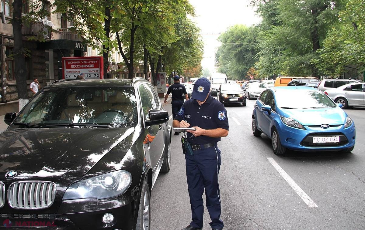 Șoferii din R. Moldova parchează pe trotuare, în stații sau chiar pe zebră. Cum reacționează oamenii legii