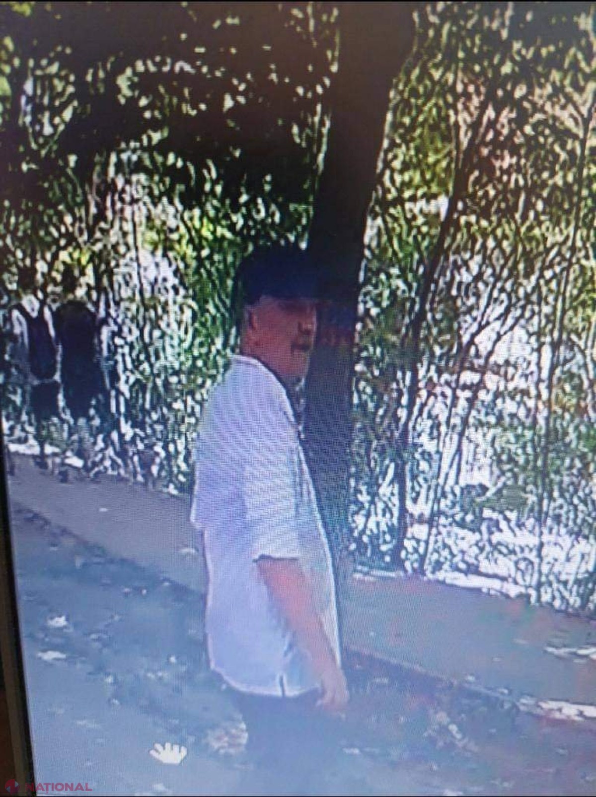 Insul care a supus o fetiţă unor acțiuni PERVERSE în scara unui bloc de locuit de la Buiucani, IDENTIFICAT: E din Chișinău şi are 64 de ani