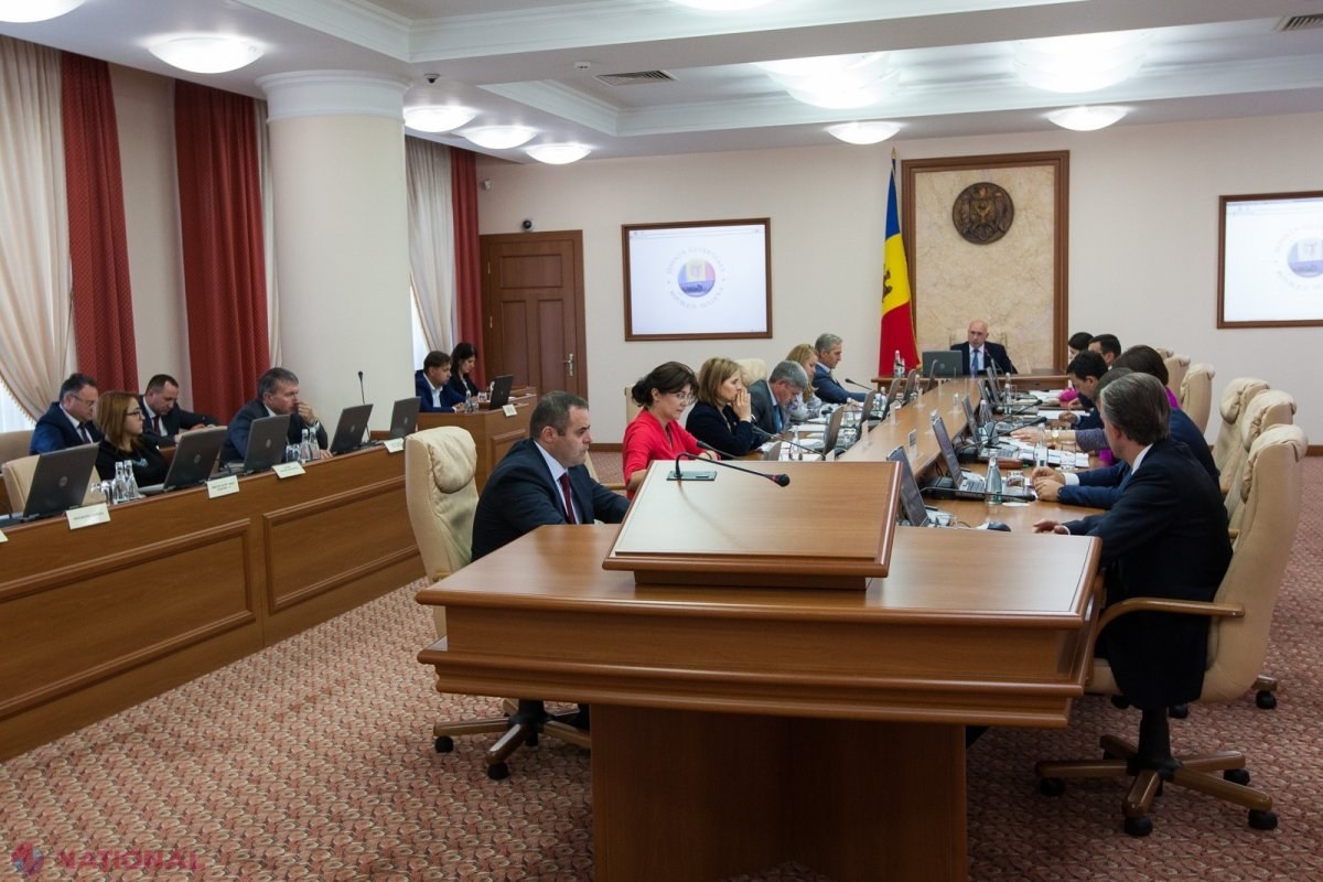 Decizii la Guvern: Indemnizație de 2 000 de lei anual pentru profesorii din R. Moldova și 120 de mii de lei pentru tinerii care vor merge să predea copiilor de la sate