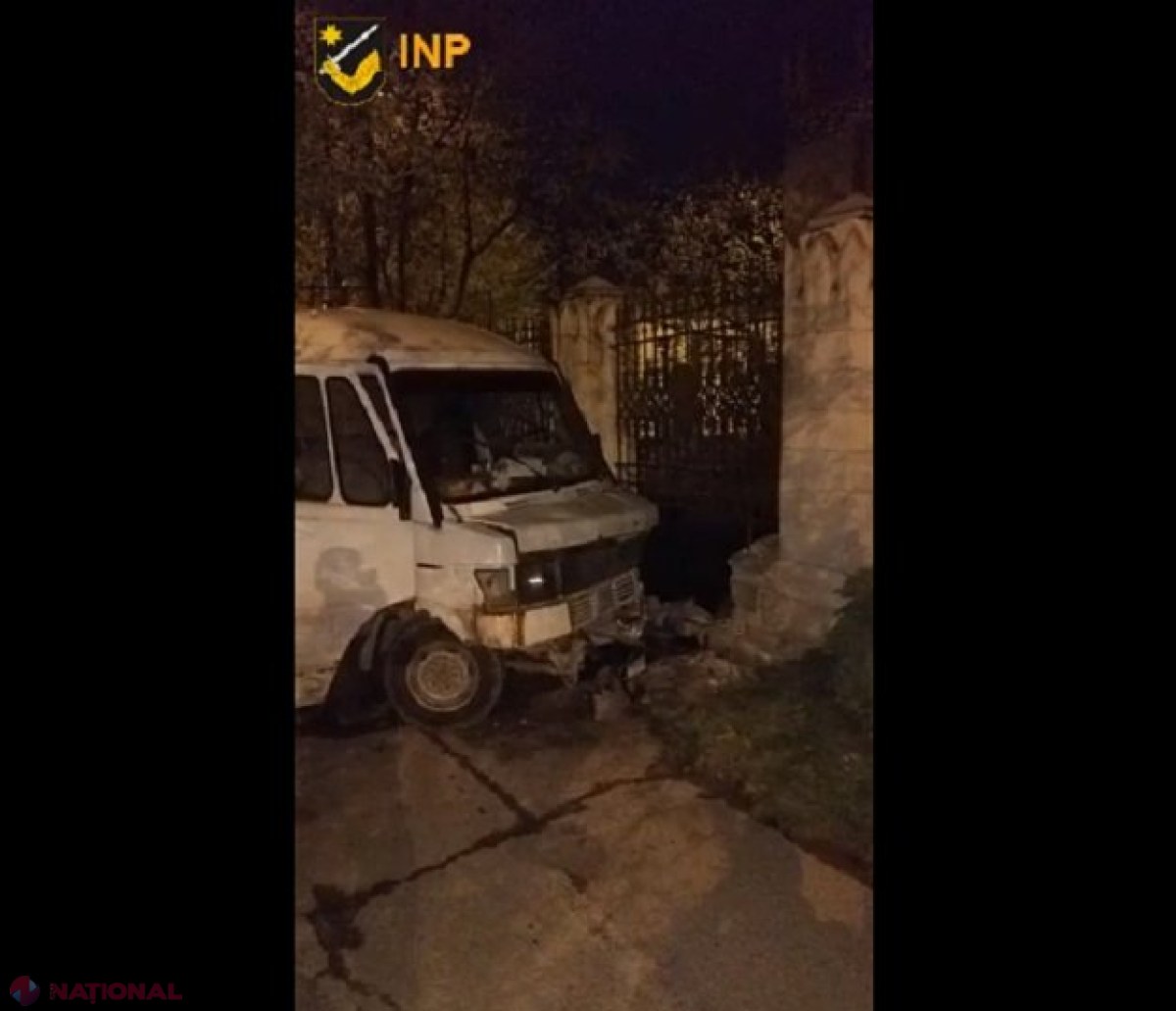 VIDEO // Chișinău: A furat, la beție, un microbuz, dar nu a ajuns departe: S-a tamponat într-un gard