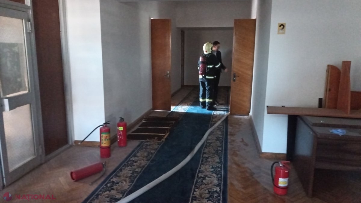 FOTO // Incendiu în clădirea GUVERNULUI R. Moldova. La fața locului au intervenit cinci echipe de pompierii