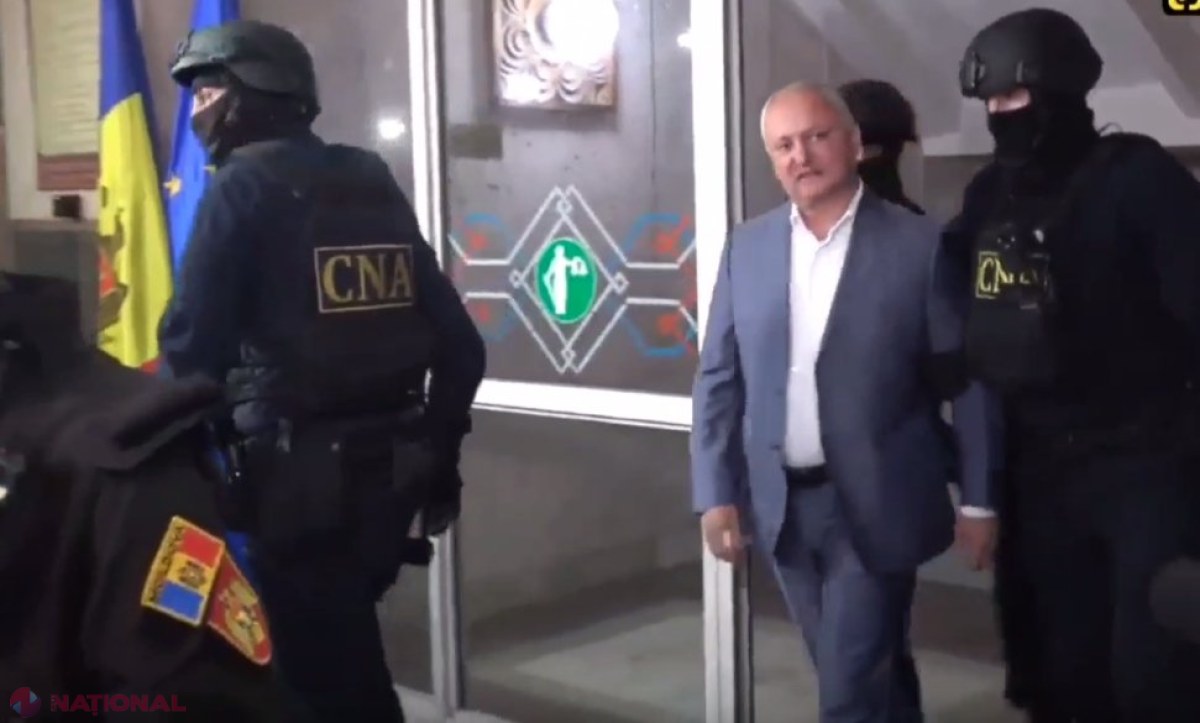 LIVE VIDEO // Dodon, în fața JUDECĂTORILOR. Acesta va afla dacă își va petrece următoarele 30 de zile la PUȘCĂRIE. Spirite ÎNCINSE în fața Judecătoriei Chișinău. Unii cer eliberarea socialistului, iar alții îl vor la ÎNCHISOARE