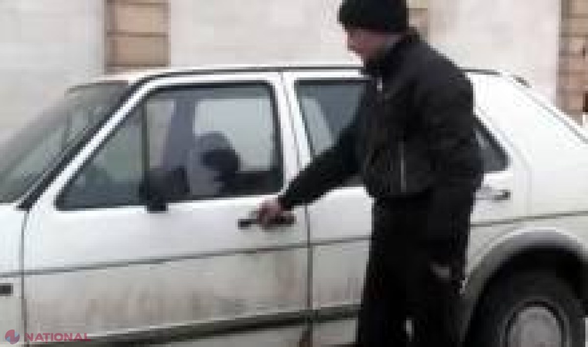 Cum fura acest TÂNĂR maşinile parcate în faţa blocurilor de locuit din capitală