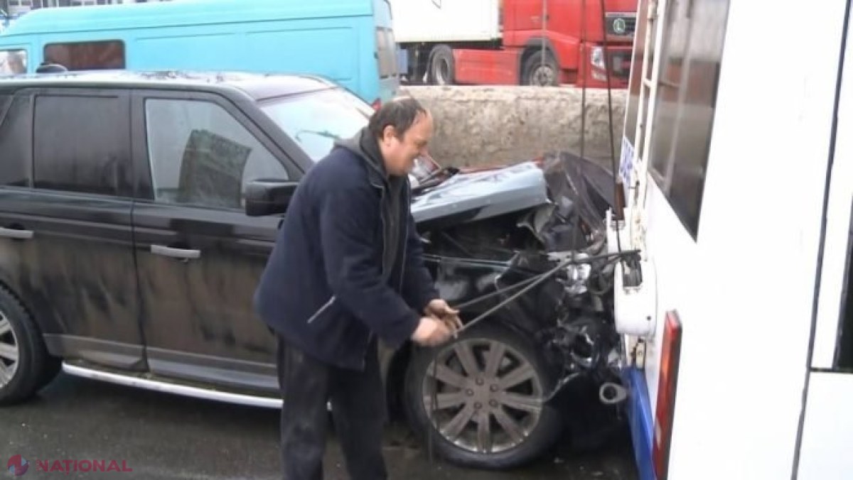 VIDEO // Motivul pentru care o șoferiță cu o MAȘINĂ DE LUX a intrat în această dimineață într-un troleibuz