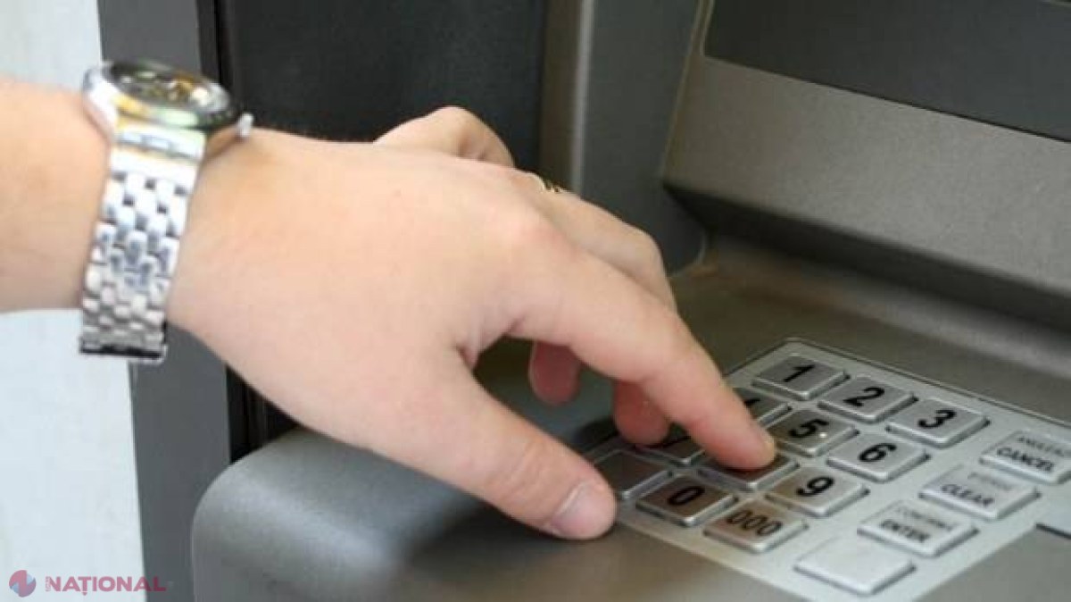 Tot mai mulți moldoveni utilizează cardurile. Numărul celor eliberate a crescut, în acest an, cu 16%