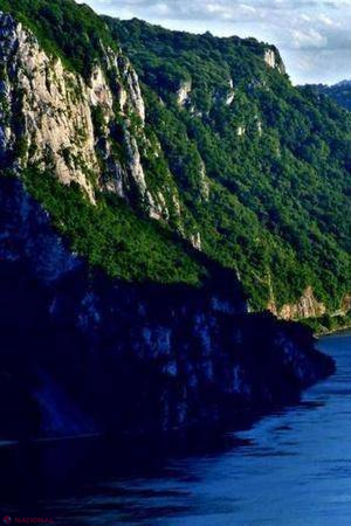 FOTO // Singurul loc din România unde găseşti şi munte, şi „mare”