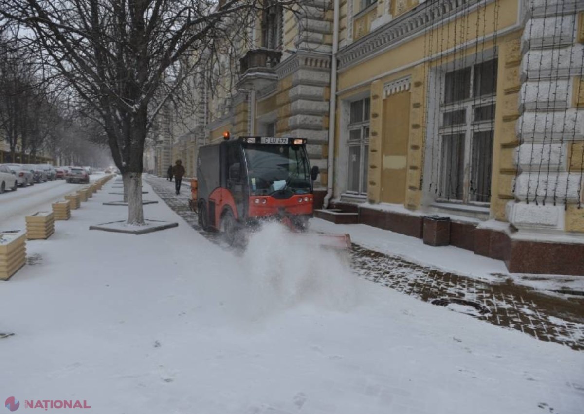 Sute de muncitori și zeci de autospeciale „luptă” cu ninsoarea de pe străzile capitalei