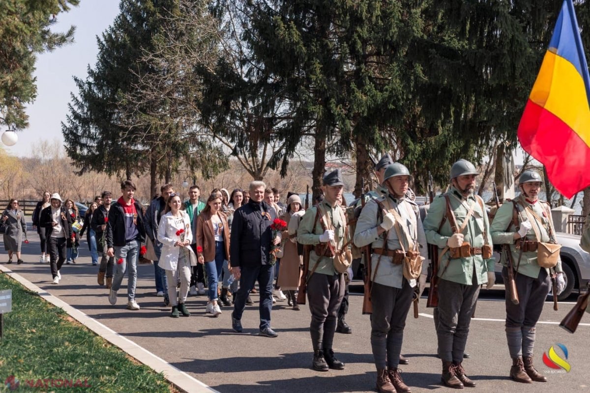 FOTO // Studenții basarabeni din București, la mormitele artizanilor Unirii Basarabiei cu România, împreună cu Ambasadorul Victor Chirilă: „​La 104 ani de la Unirea Basarabiei cu România, inimile noastre simt aceleași năzuințe”