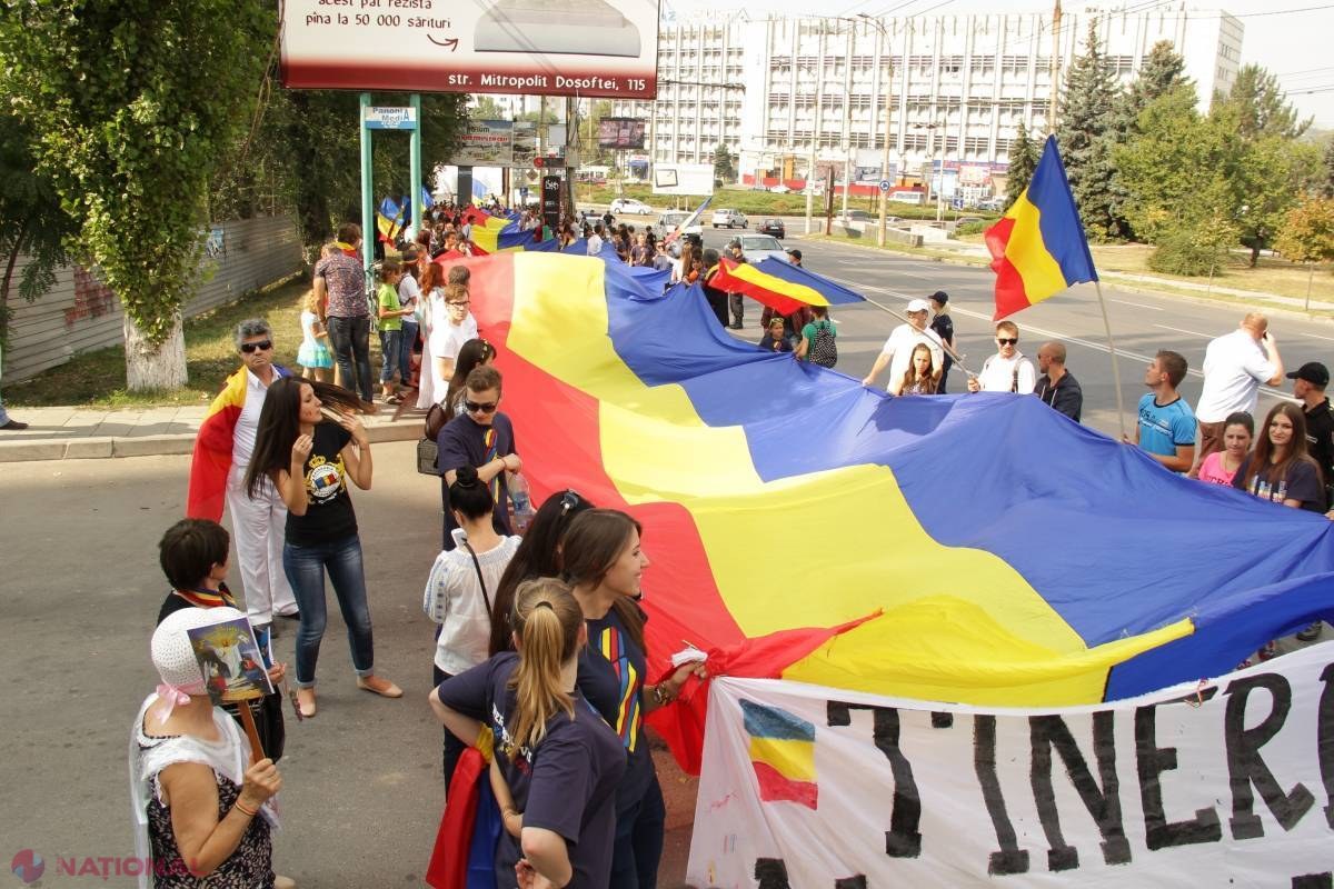 REPORTAJ FOTO // Tricolor IMENS, pe străzile capitalei. Este dus de sute de tineri