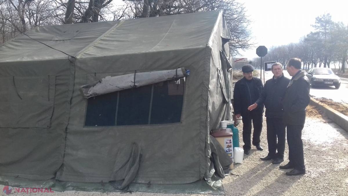 FOTO // Localitate din R. Moldova, IZOLATĂ: Filtre la intrarea în sat. „Boala nu s-a extins”