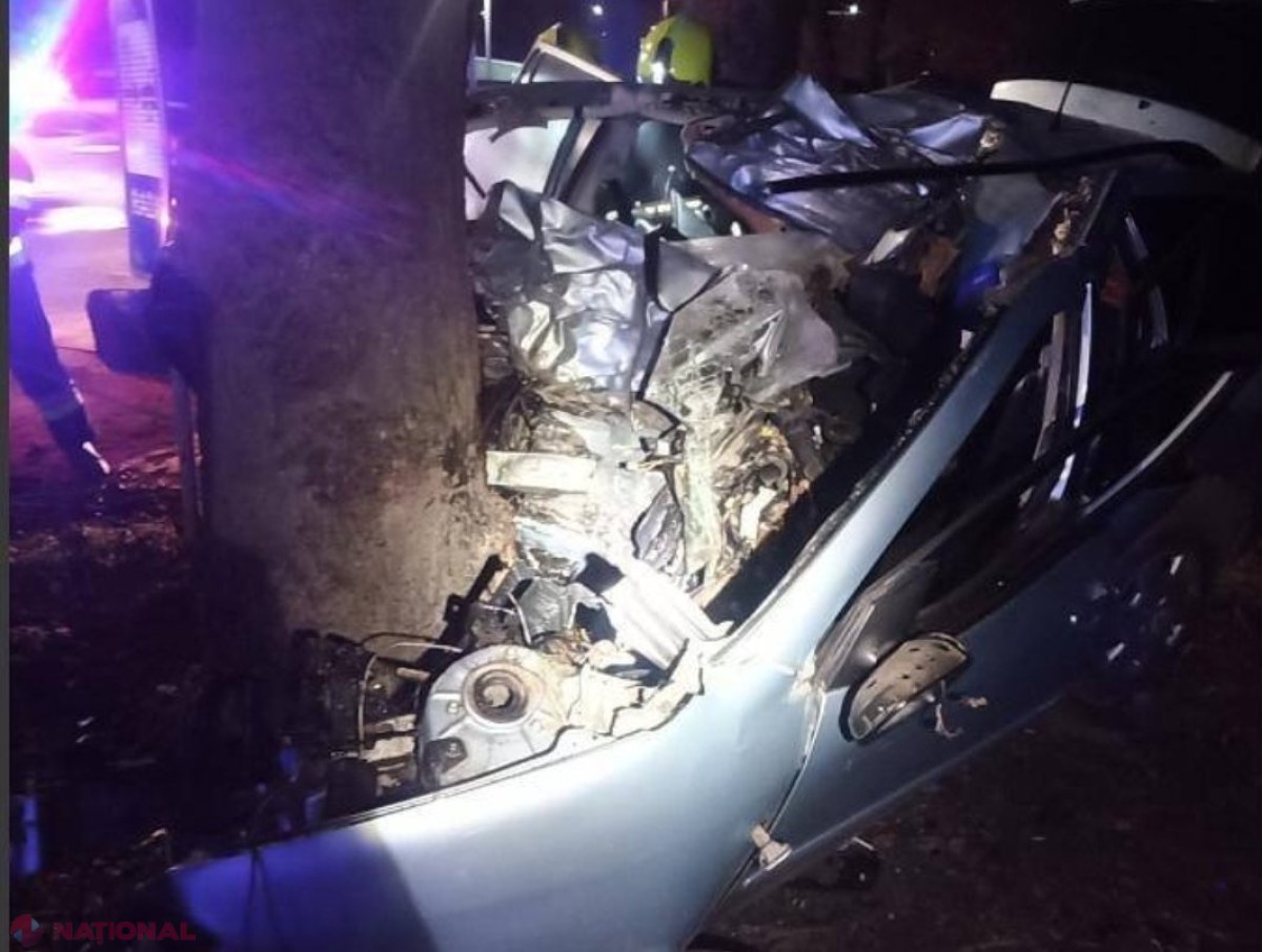 FOTO // Un polițist a murit în urma unui accident rutier produs în Chișinău. Cauza tragediei ar fi fost VITEZA excesivă