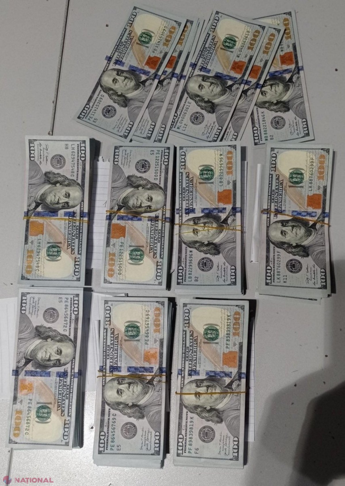 FOTO // Genți pline cu DOLARI la Aeroportul Internațional Chișinău. Vameșii au descoperit peste 100 000 de dolari în bagajele a doi pasageri de 32 de ani care veneau din Israel
