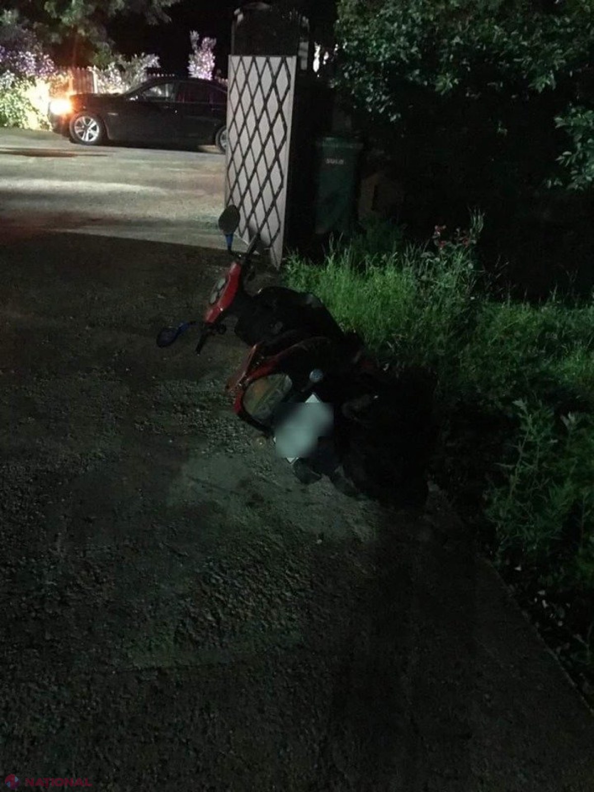 TRAGEDIE la Cojușna: Un adolescent care transporta cu motoreta doi copii de 5 și 6 ani a decedat, după ce s-a lovit de o placă de beton