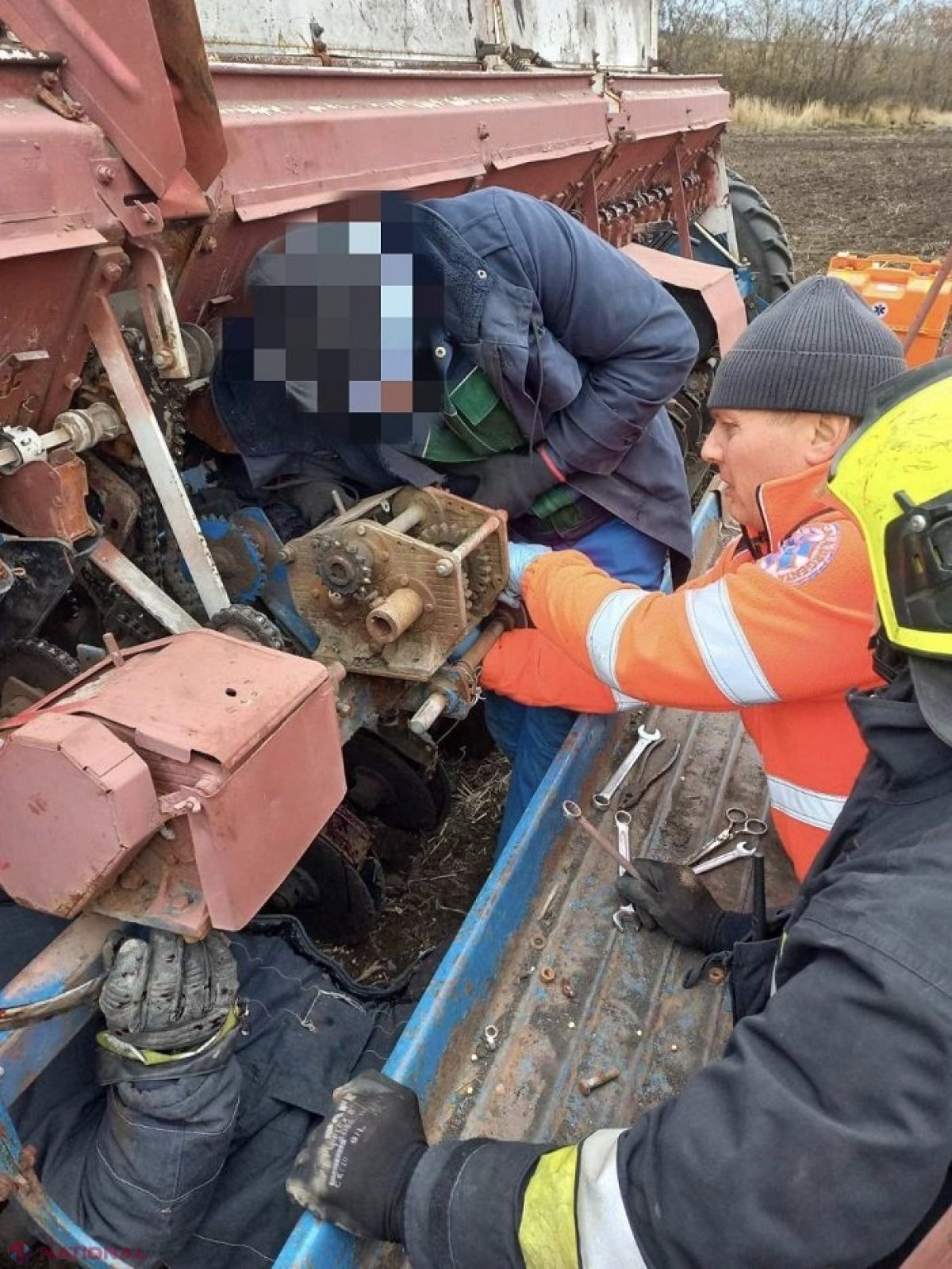 FOTO // Un bărbat de la Orhei, la un pas să fie „tocat” de fiarele unei semănătoare: A fost nevoie de dezmembrarea utilajului pentru a salva victima 