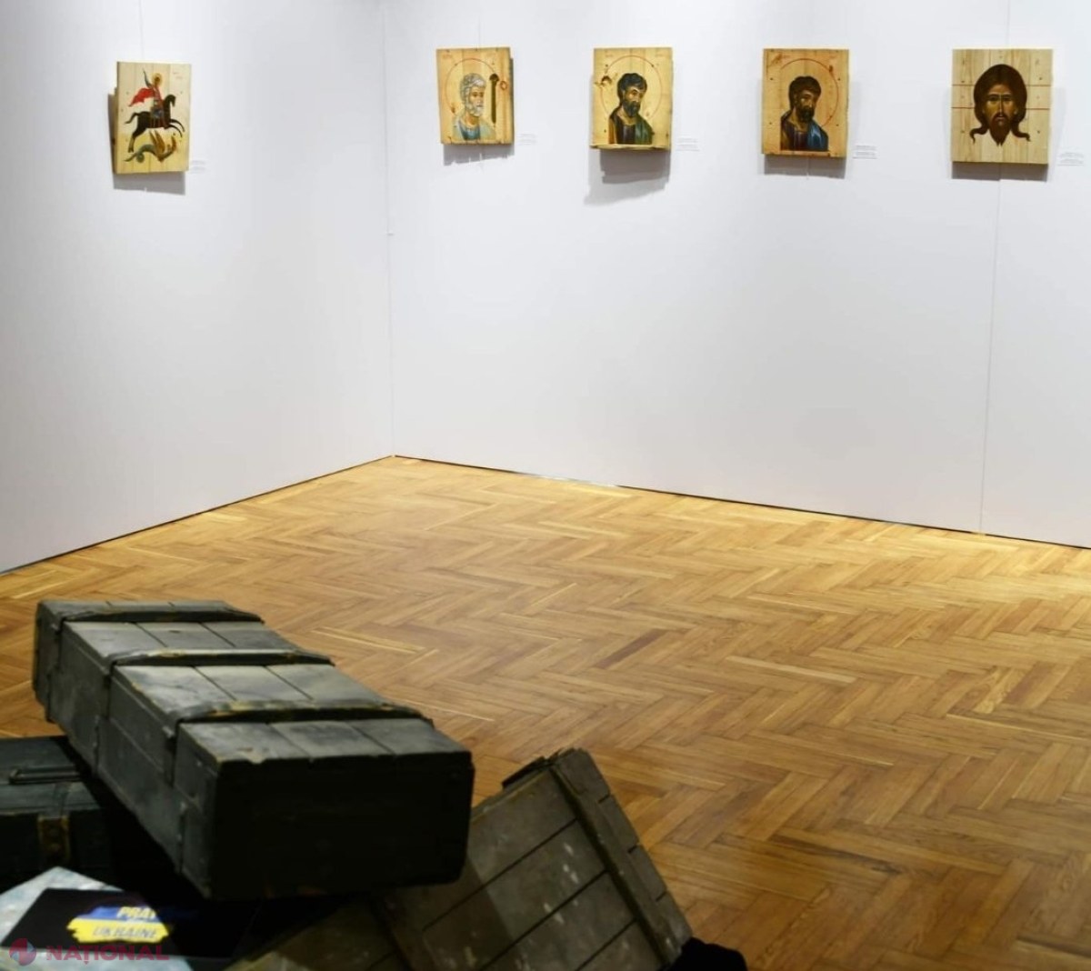„Icoane pictate pe cutii de muniție”, expoziția care-și propune să transforme moartea în viață