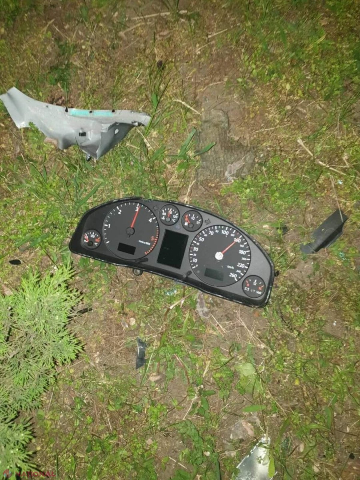 FOTO, UPDATE // Chișinău: Tânărul care a intrat cu un „Audi A6” într-un copac a decedat la spital
