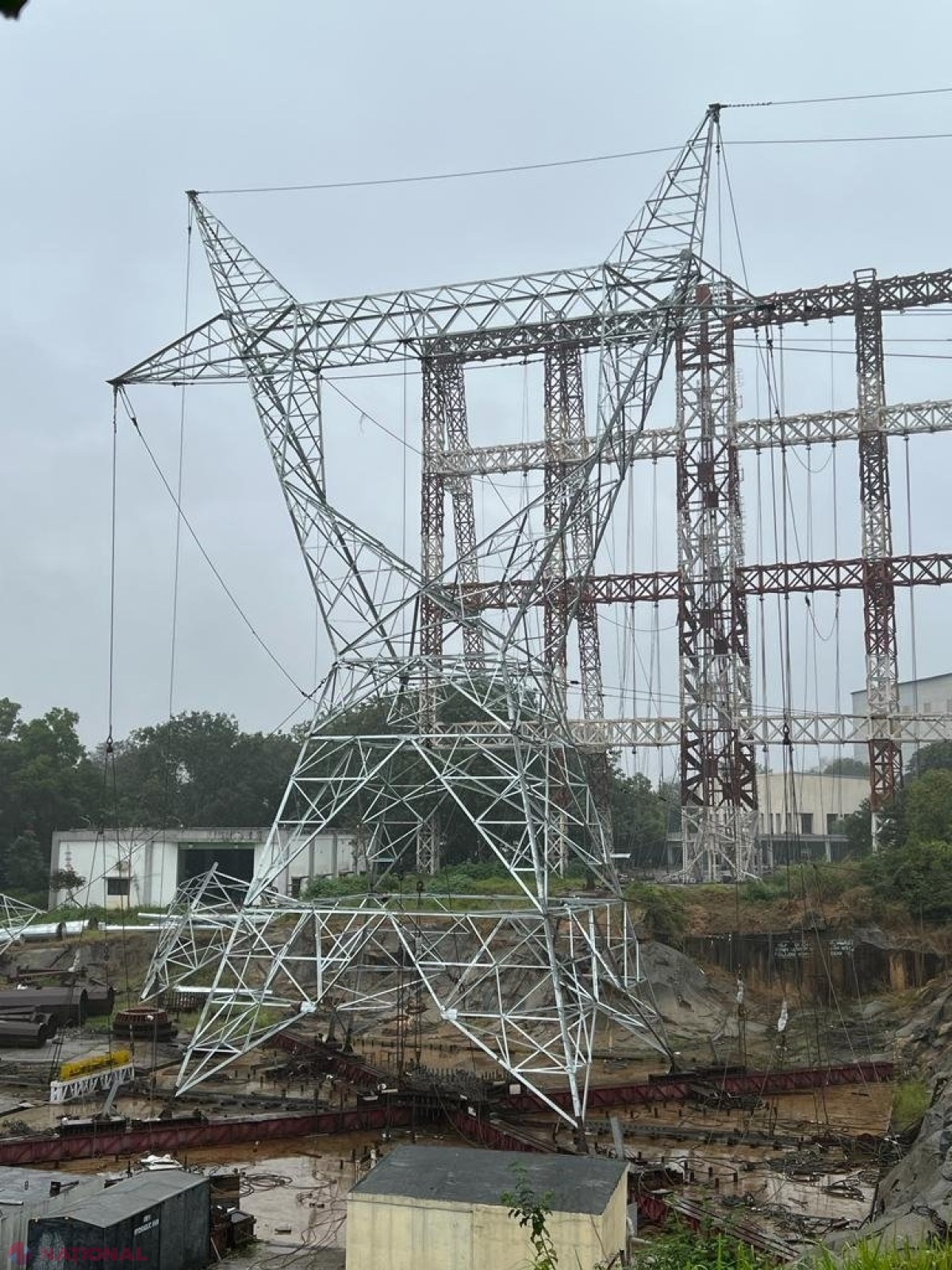 FOTO // R. Moldova mai face un pas spre DIVERSIFICAREA resurselor energetice. Inginerii din India au TESTAT cu succes încă un tip de piloni folosiți la construcția liniei electrice aeriene 400 kV Vulcănești-Chișinău