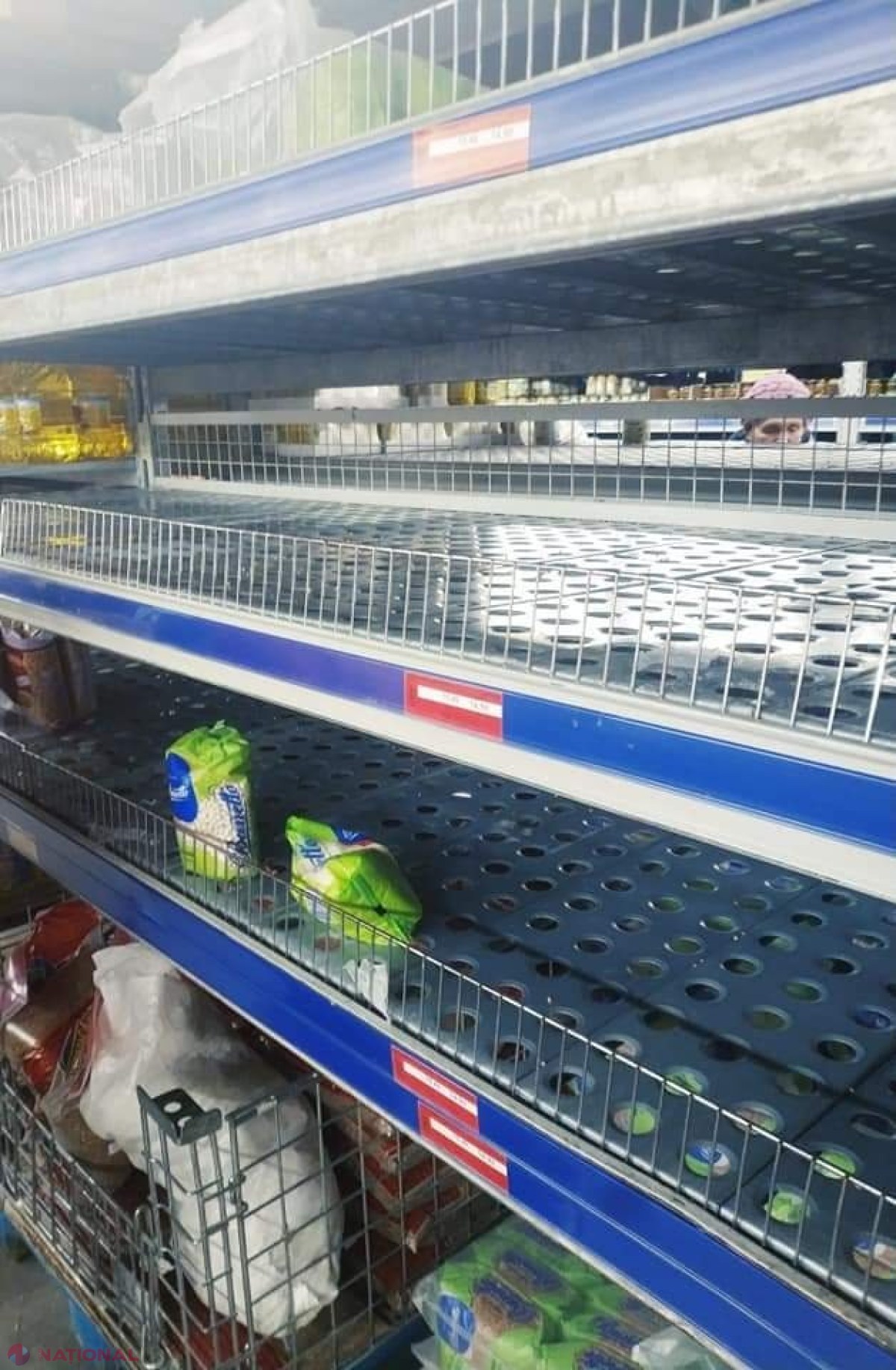 FOTO // Isteria legată de CORONAVIRUS a ajuns şi în R. Moldova. Moldovenii GOLESC de produse alimentare cel mai mare hypermarket din Chişinău