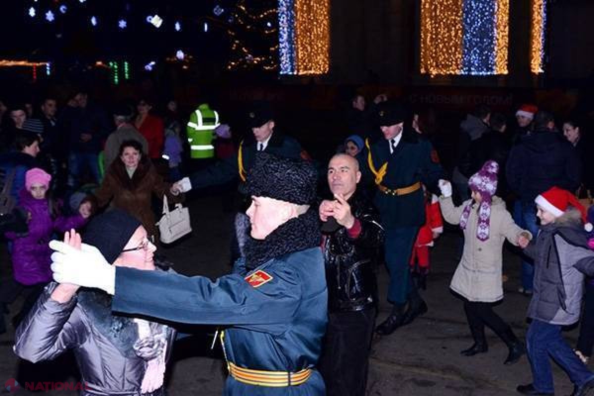 FOTO Moş Crăciun MILITAR, în centrul Chişinăului