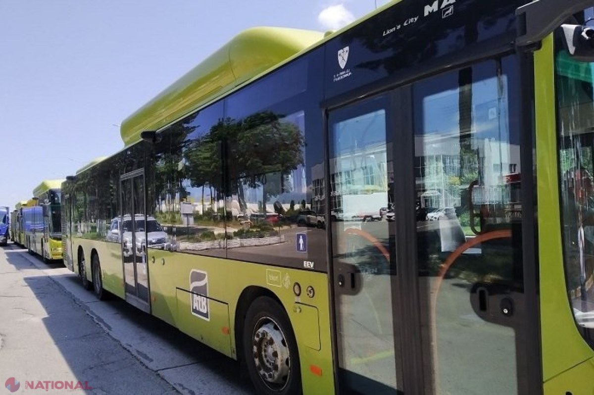 FOTO // Cum arată autobuzele de mâna a doua procurate de Primăria Chișinău, distribuite suburbiilor capitalei
