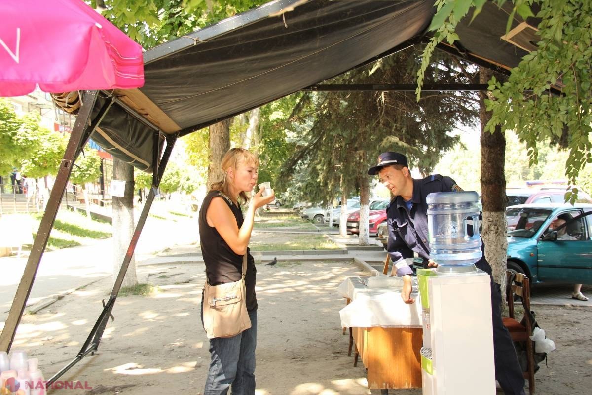REPORTAJ FOTO // Apă gratuită și ajutor medical pentru oamenii care fug de soare 