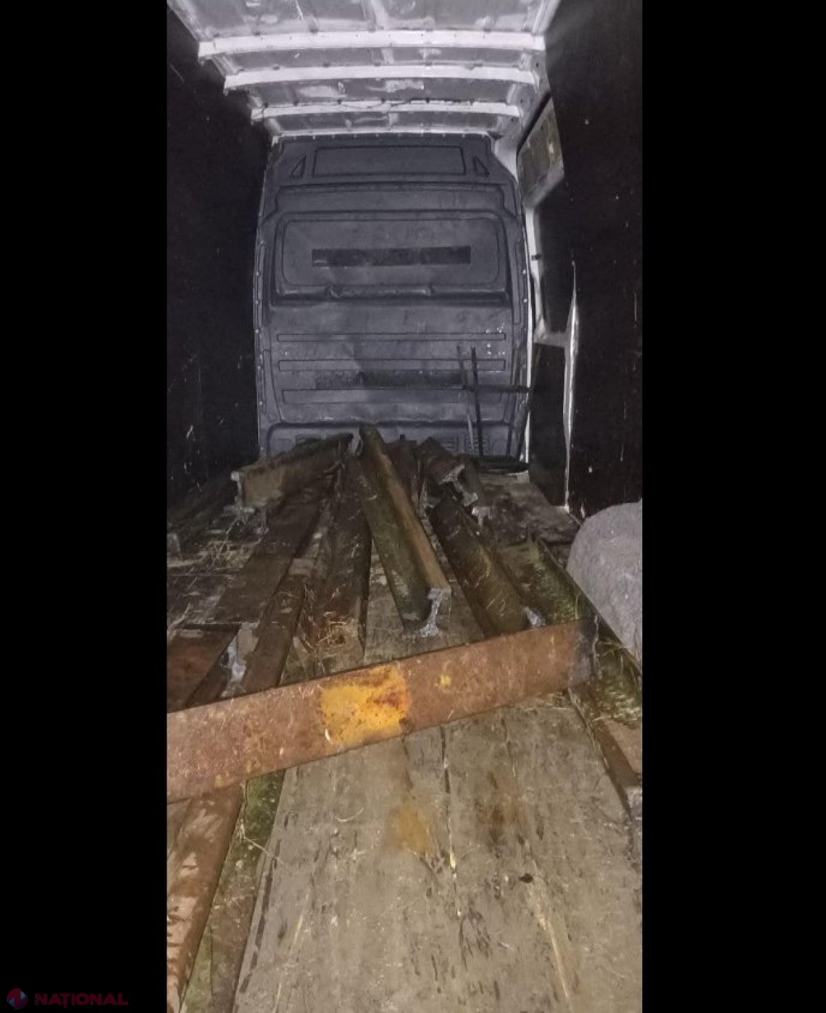 FOTO // Calea ferată, TĂIATĂ pe bucăți și FURATĂ: Un ins a fost prins în timp ce încărca în propriul automobil bucăți de șine