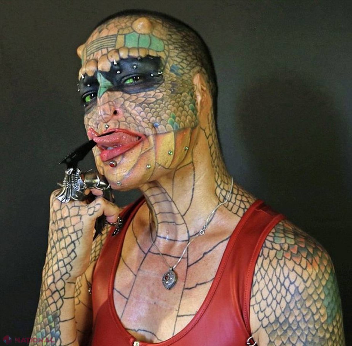 GALERIE FOTO // Transformare uluitoare a unui transsexual. Vrea să devină dragon!
